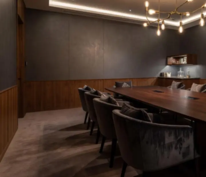 Ekskluzywne wnętrze restauracji z eleganckim nakryciem stołu i strefą VIP